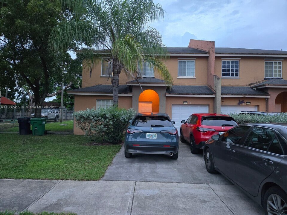 11511 Robinson St in Miami, FL - Building Photo
