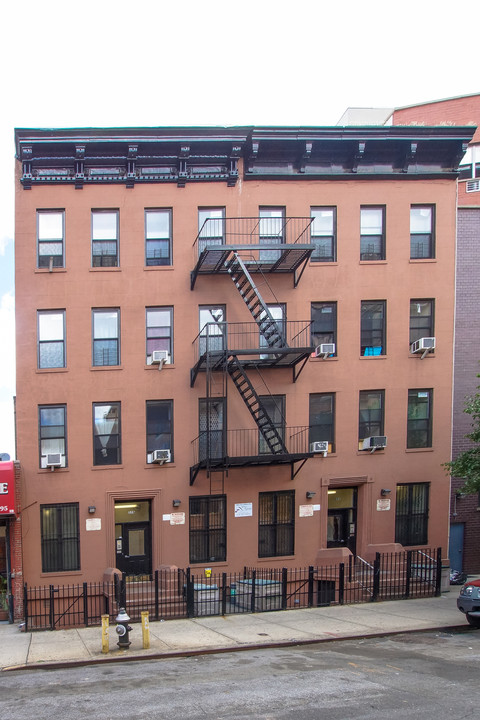 231 E 105th St in New York, NY - Building Photo