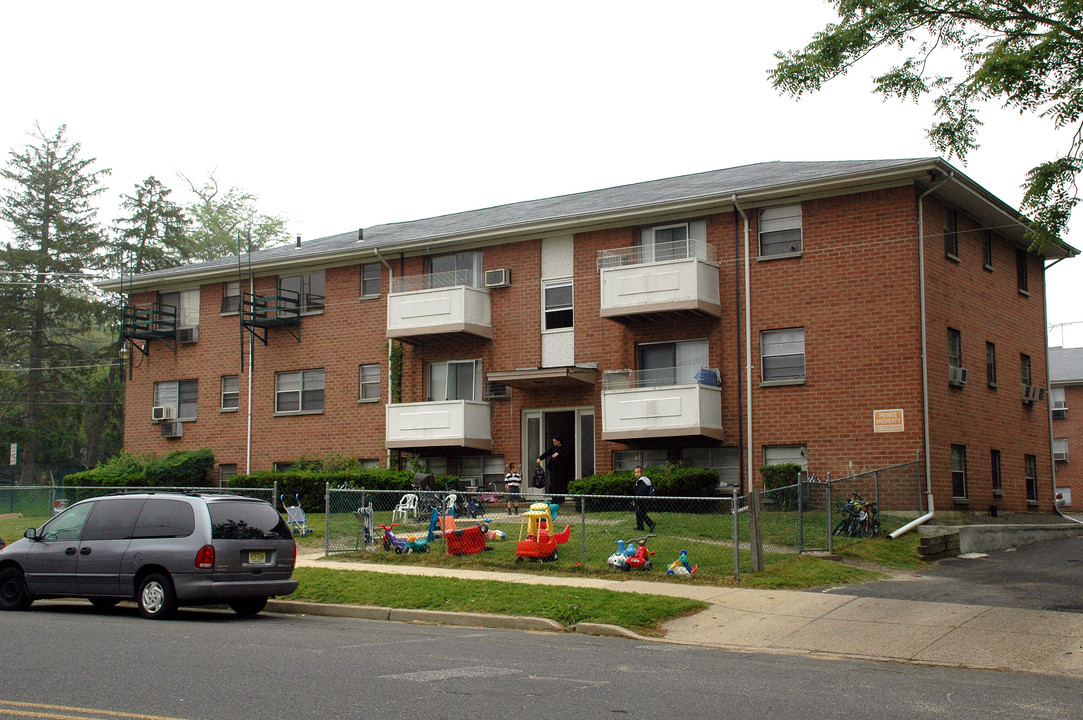 Lakeside apartments in Lakewood, NJ - Building Photo