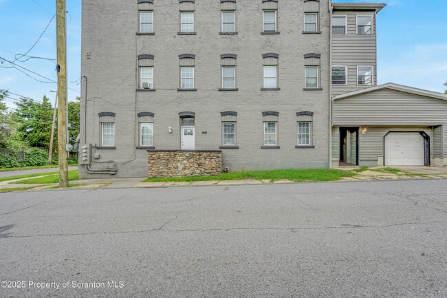 717 Mill St in Dunmore, PA - Building Photo - Building Photo