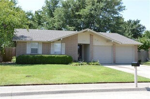 1054 Cumberland Mansion in Yukon, OK - Building Photo