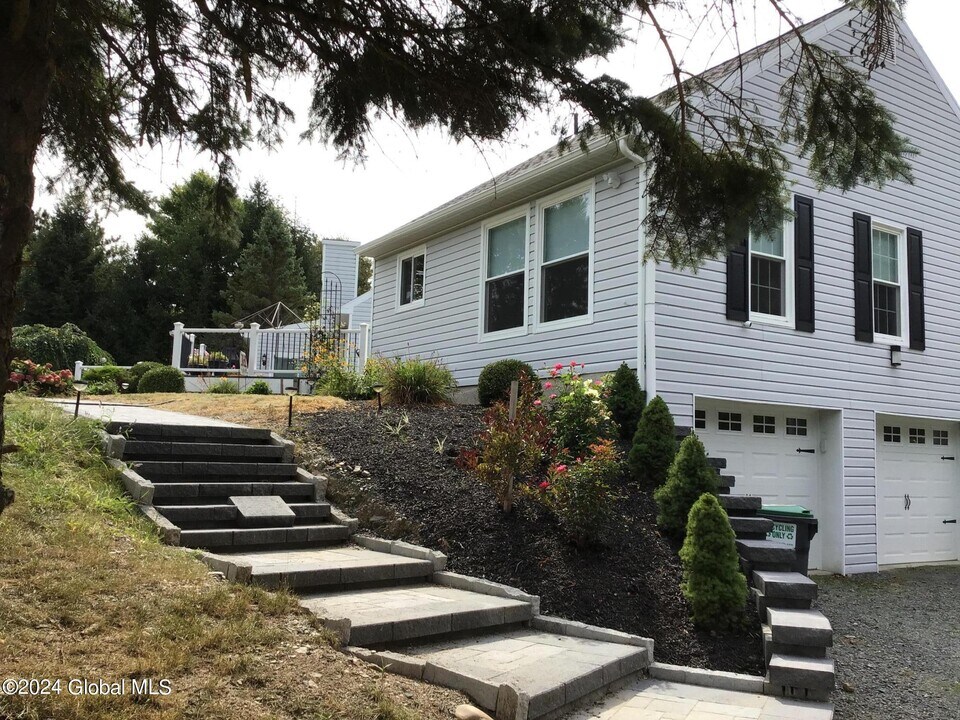 16 Krieger Ln in Troy, NY - Building Photo