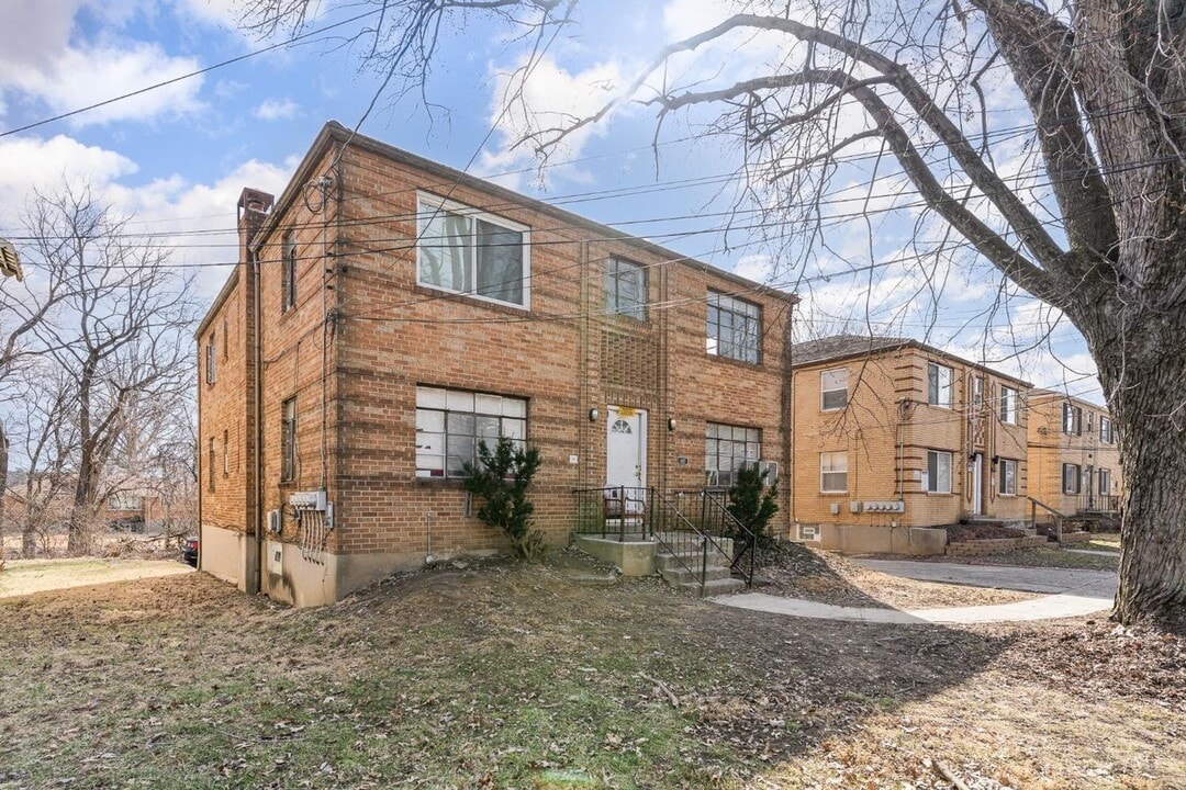 1627 Summit Rd in Cincinnati, OH - Foto de edificio