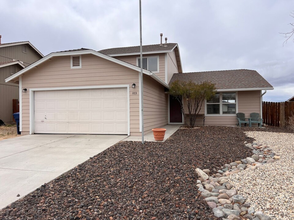 103 Double Eagle Dr in Fernley, NV - Building Photo