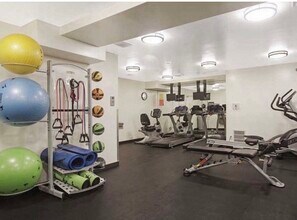 100 S Doheny Dr, Unit 308 in Los Angeles, CA - Building Photo - Building Photo