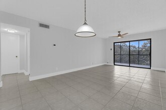 200 Jacaranda Country Club Dr in Plantation, FL - Building Photo - Building Photo