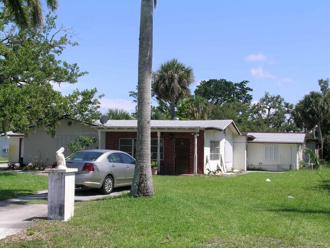 2910 Melaleuca Dr in West Palm Beach, FL - Foto de edificio - Building Photo