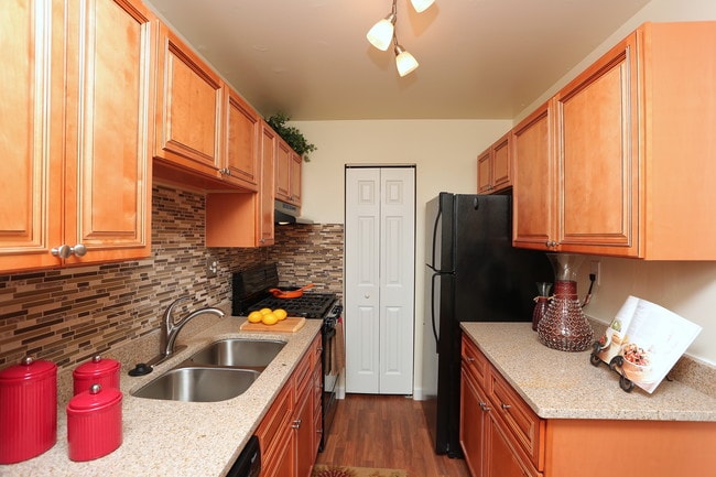 Pinewood Gardens Apartments in Norfolk, VA - Building Photo - Interior Photo