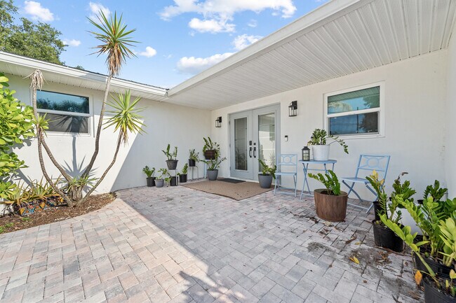 726 SE Seahouse Dr in Port St. Lucie, FL - Building Photo - Building Photo