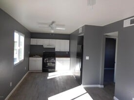 1146 W Apache Street, Unit Apt 3