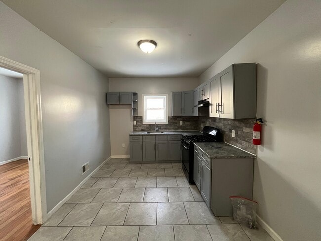 124 Virginia Ave in Jersey City, NJ - Foto de edificio - Building Photo