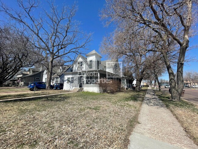 401 N Rowley St in Mitchell, SD - Building Photo - Building Photo