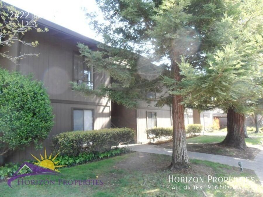 2422 Larkspur Ln in Sacramento, CA - Building Photo