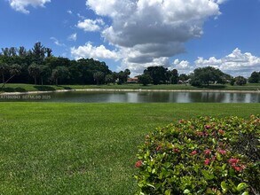 3310 Pinewalk Dr N in Margate, FL - Foto de edificio - Building Photo