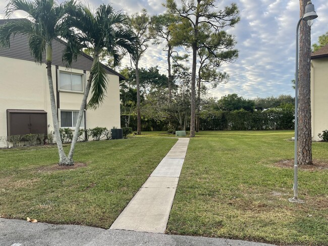 5830 Whispering Pine Way in Greenacres, FL - Foto de edificio - Building Photo