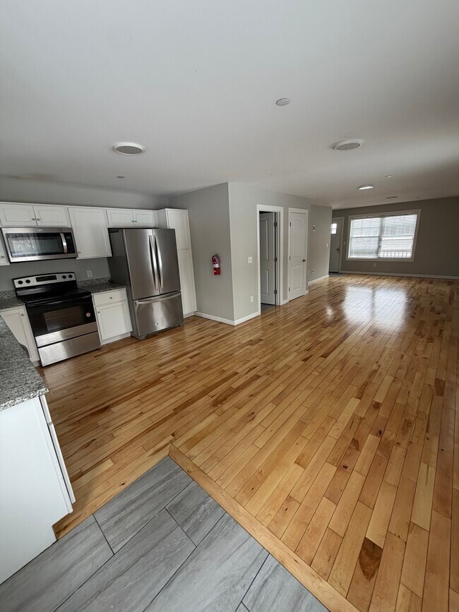 27 Jefferson St, Unit 1 in Westbrook, ME - Foto de edificio - Building Photo