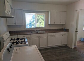 316 W Kettering St in Lancaster, CA - Building Photo