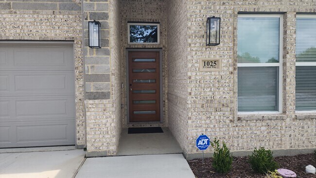 1025 E Coral Way in Grand Prairie, TX - Building Photo - Building Photo