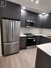 26 Lytham Grn Cir in Newmarket, ON - Building Photo - Building Photo