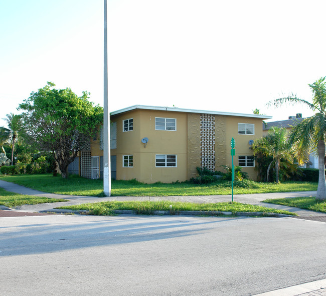 17201 NE 23rd Ave in North Miami Beach, FL - Foto de edificio - Building Photo