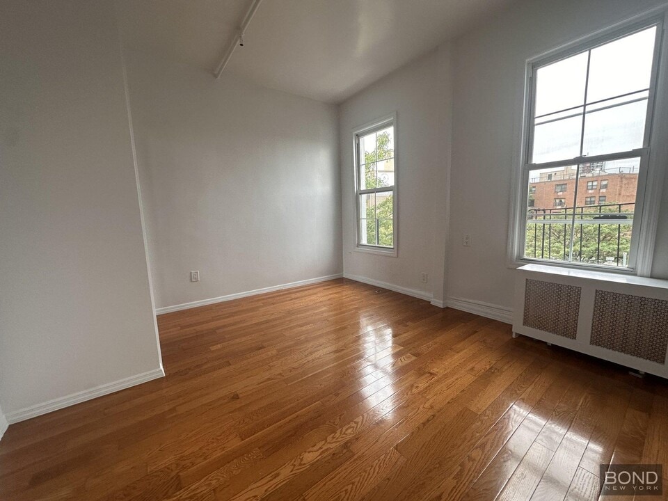 927 Grand St in Brooklyn, NY - Building Photo