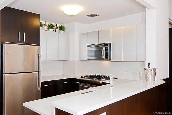 13-11 Jackson Ave in Queens, NY - Building Photo