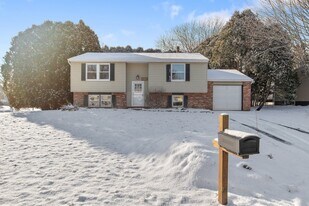 4210 Trotwood Ln in Clay, NY - Building Photo