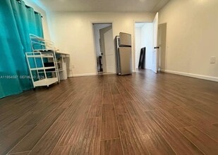 7305 SW 135th Ct in Miami, FL - Foto de edificio - Building Photo