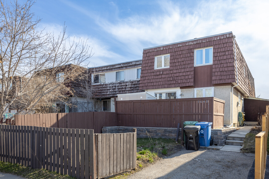 7640 24 St SE in Calgary, AB - Building Photo