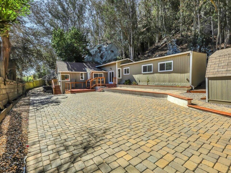 11880 San Mateo Rd in Half Moon Bay, CA - Building Photo