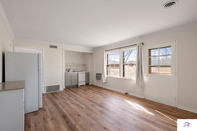 8713 Indian Hills Dr in Omaha, NE - Building Photo - Building Photo