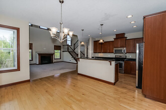 8132 Clifford Cir in Inver Grove Heights, MN - Building Photo - Building Photo