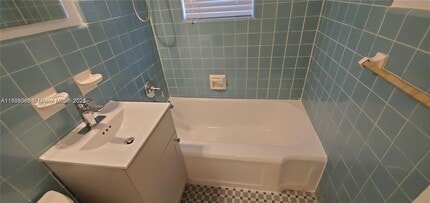 535 74th St in Miami Beach, FL - Building Photo - Building Photo