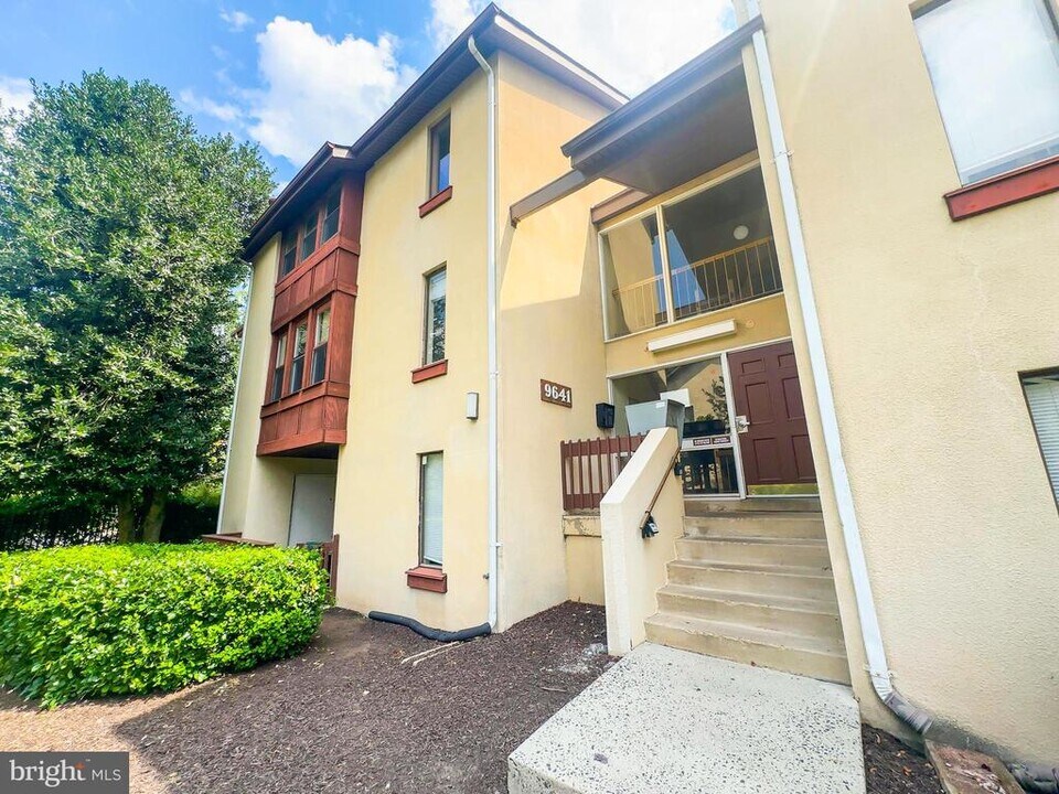 9641 White Acre Rd in Columbia, MD - Building Photo