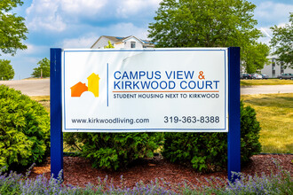 Campus View and Kirkwood Court in Cedar Rapids, IA - Foto de edificio - Building Photo