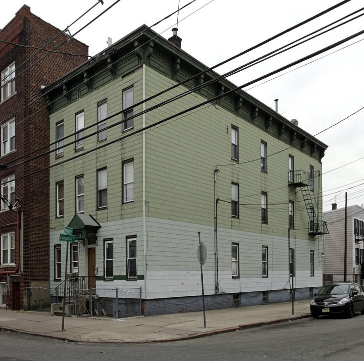 17 Hopkins Ave in Jersey City, NJ - Building Photo