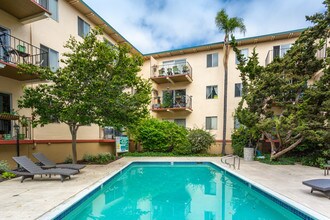 Jackson Lake Apartments in Oakland, CA - Foto de edificio - Building Photo