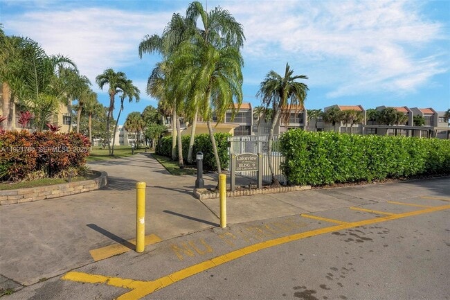 230 Lakeview Dr in Weston, FL - Building Photo - Building Photo