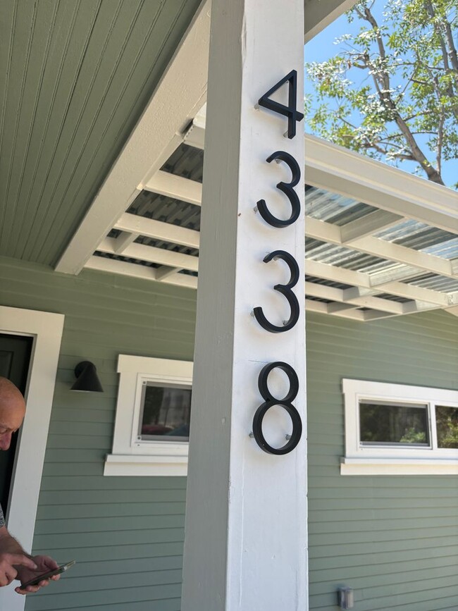 Newly renovated 2 bedroom 2 bathroom in a great location in Los Angeles, CA - Building Photo - Building Photo