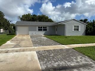 4422 Ixora Cir in Lake Worth, FL - Building Photo