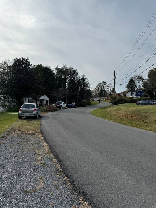 2028 Veda Dr in Bristol, VA - Foto de edificio