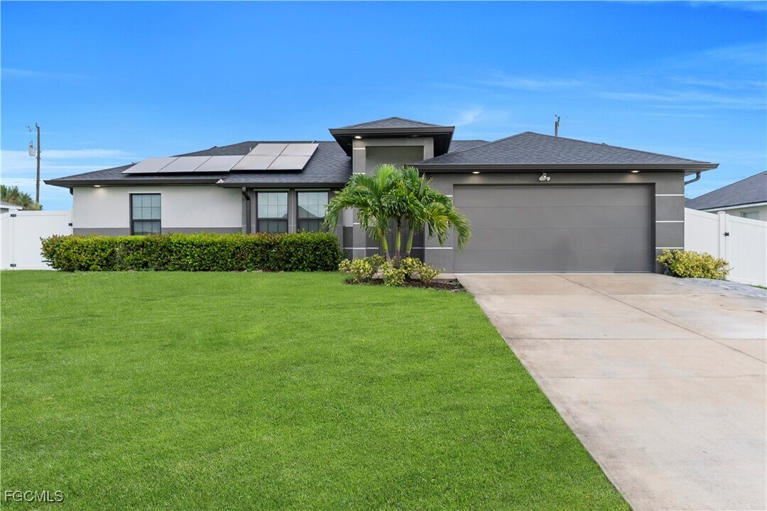 1915 NE 20th Ave in Cape Coral, FL - Building Photo