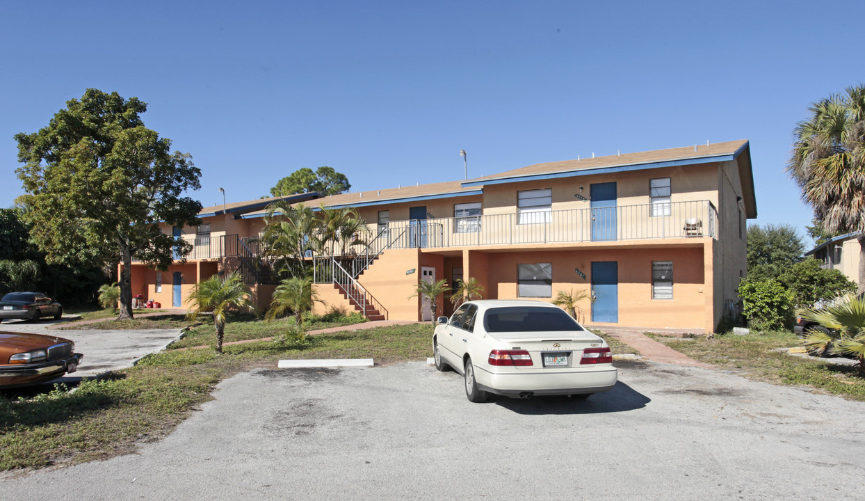 Lake Arjaro Apartments in West Palm Beach, FL - Building Photo