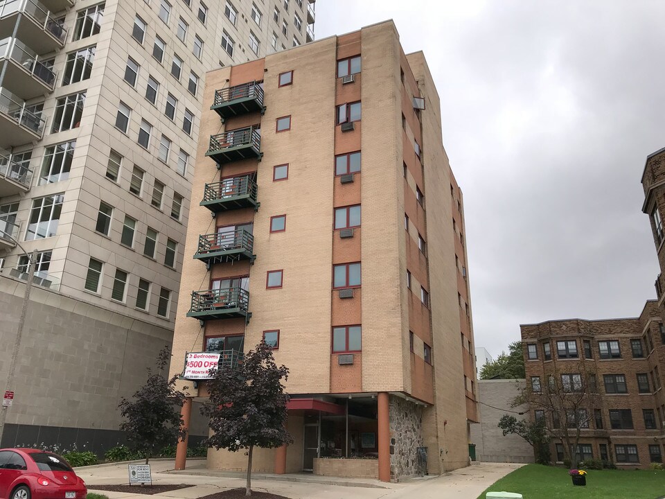 1321 N. Franklin Place in Milwaukee, WI - Foto de edificio