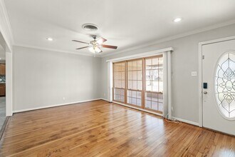 1411 Conrad Sauer Dr in Houston, TX - Foto de edificio - Building Photo