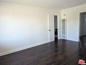 4777 San Vicente Blvd in Los Angeles, CA - Building Photo - Building Photo