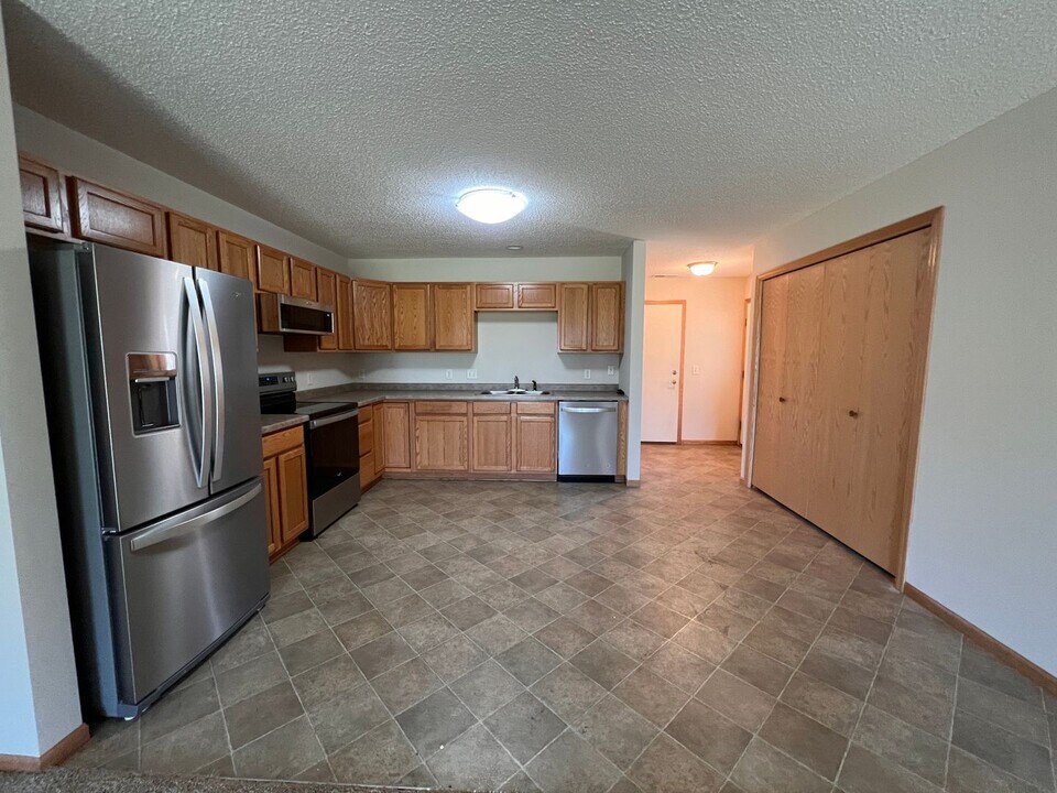 1627 Gunston Dr in New Richmond, WI - Foto de edificio