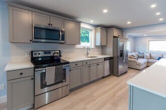 18 Beach St, Unit 1 in Plymouth, MA - Building Photo - Building Photo