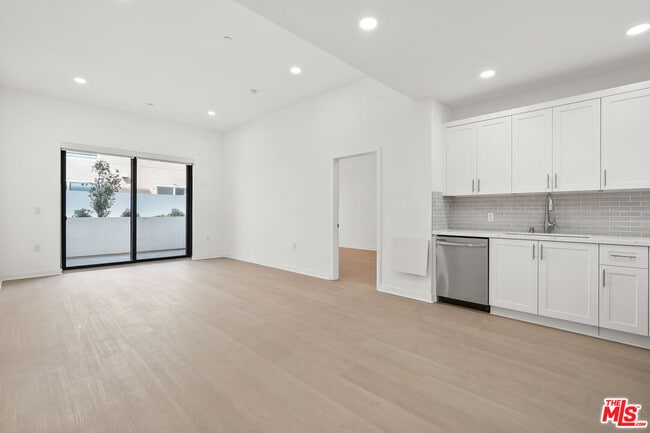 3977 Beverly Blvd in Los Angeles, CA - Building Photo - Building Photo