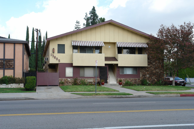 13605 Burbank Blvd in Van Nuys, CA - Building Photo - Building Photo